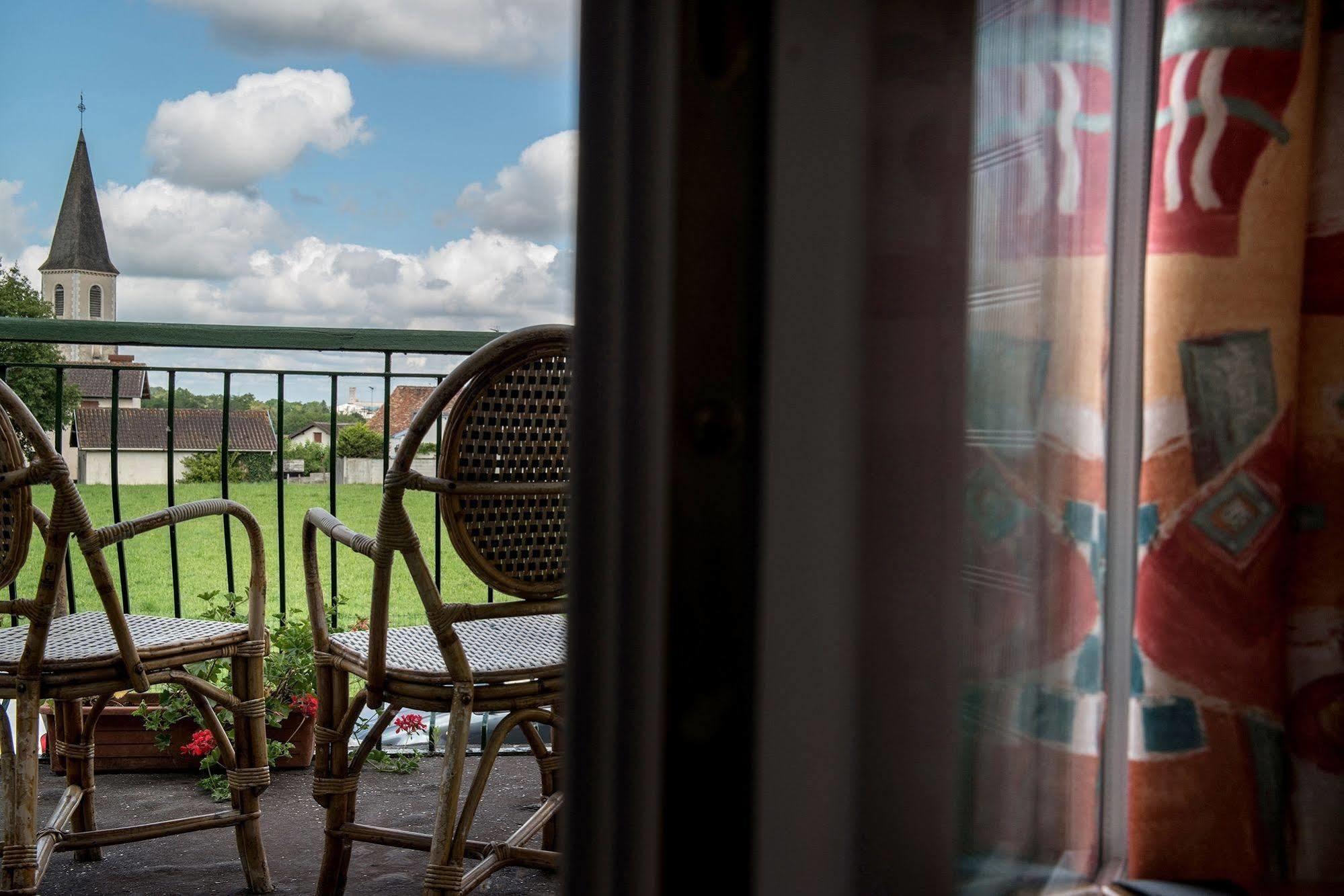 Logis Auberge Du Relais - Hotel & Restaurant Berenx Zewnętrze zdjęcie